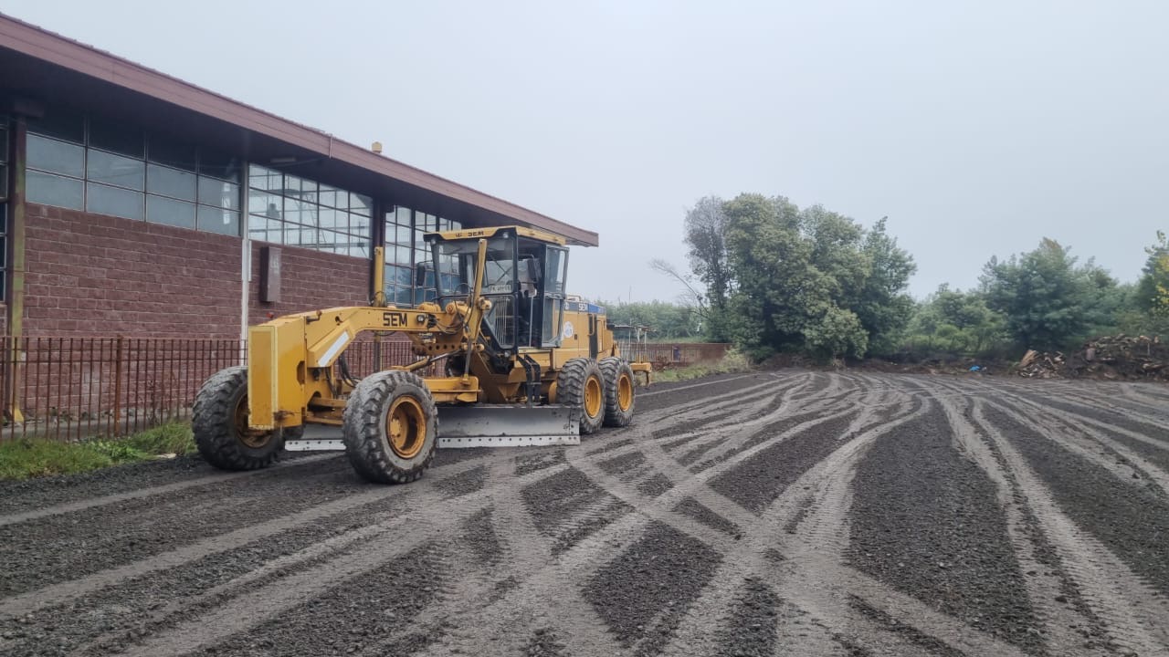 Excavadora hidráulica realizando limpieza y perfilado de un estero